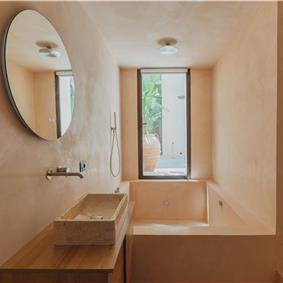 3 bedroom villa with heated pool in Noto, sleeps 6